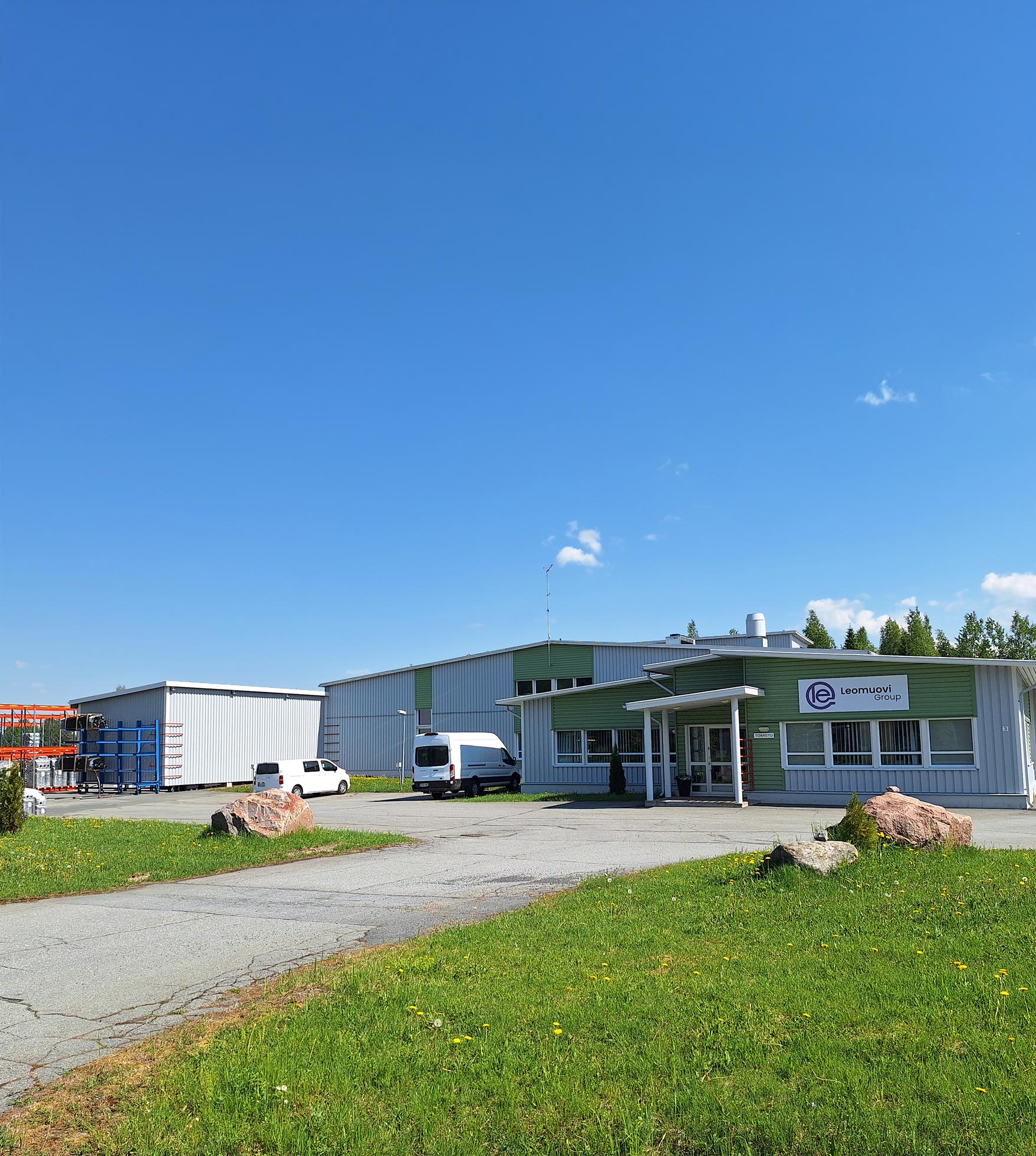 Leomuovin Kankaanpään tehdasrakennus ulkoa